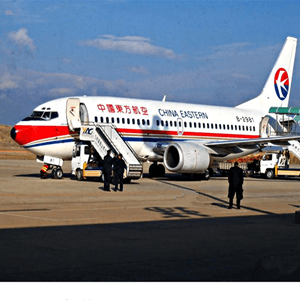 桂林两江空运公司航空快运业稳步发展的原因是什么？